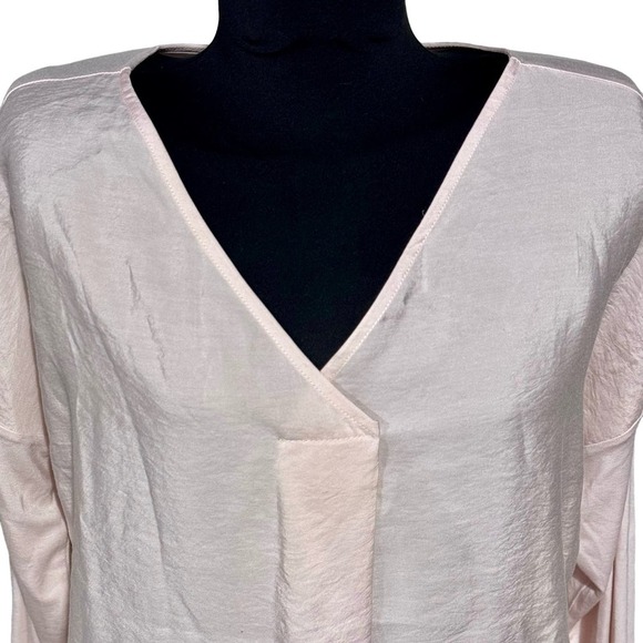 J. Jill Mixed-Media Relaxed V-Neck
Blouse in Blush, size Medium‎ - Picture 3 of 13